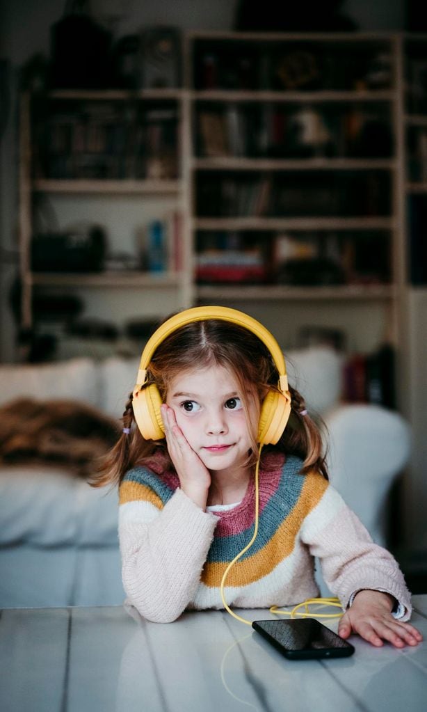 Niña escuchando música