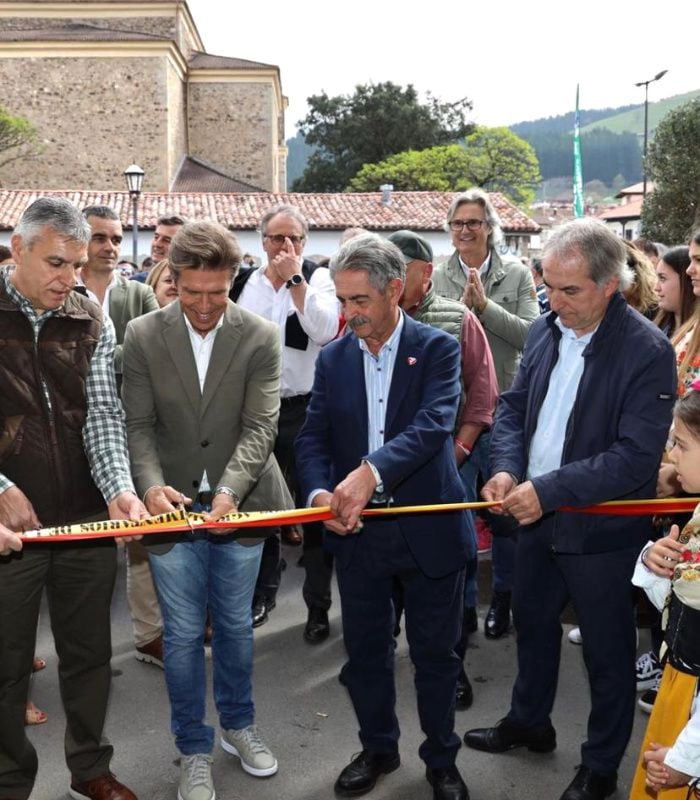 El Cordobés en un acto de inauguración 