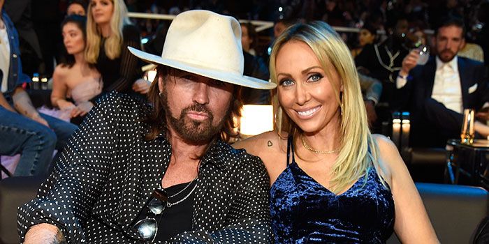 Billy Ray y Tish Cyrus posan felices para la cámara en una entrega de premios