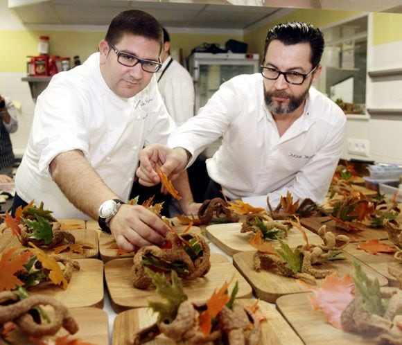 Uno de los primeros en poner en marcha en España jornadas de menús 'a cuatro manos' fue el chef andaluz Dani García (izquierda). En la imagen, le vemos cocinando 'a cuatro manos' junto a Quique Dacosta ('Quique Dacosta Restaurante') en 2014.
