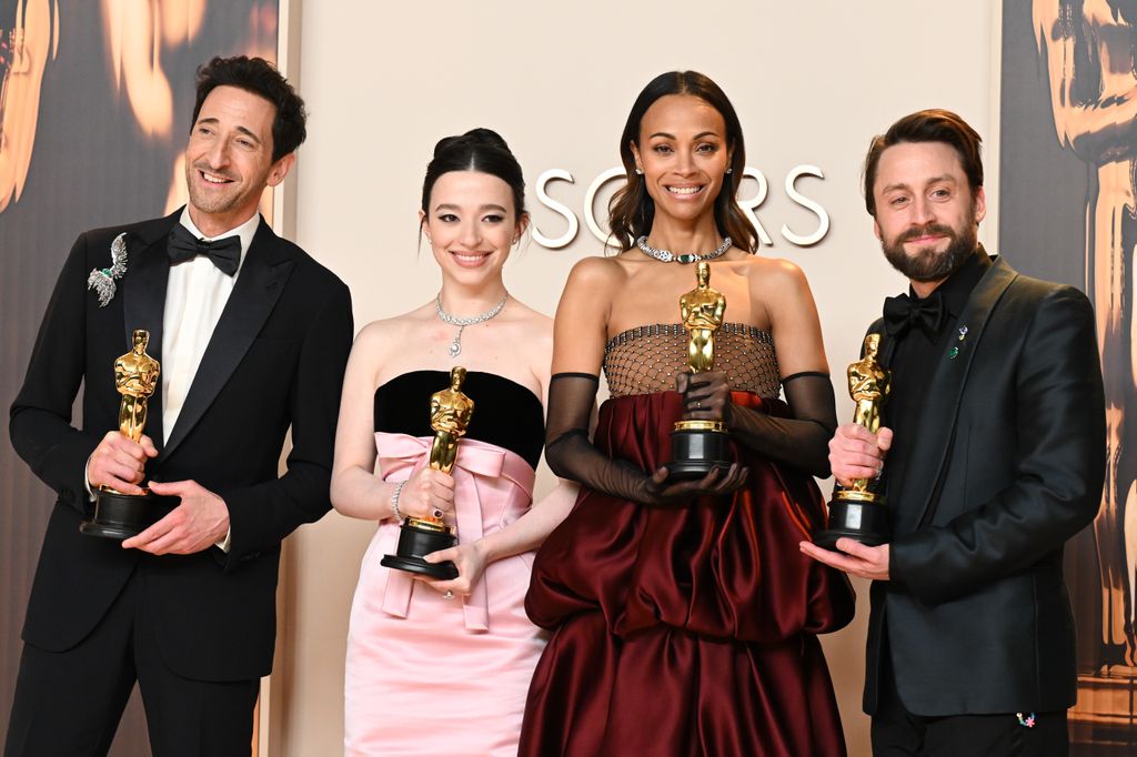 Adrien Brody, Mikey Madison, Zoe Saldaña y Kieran Culkin en la 97a. entrega de los Premios Oscar, en el Dolby Theatre. 