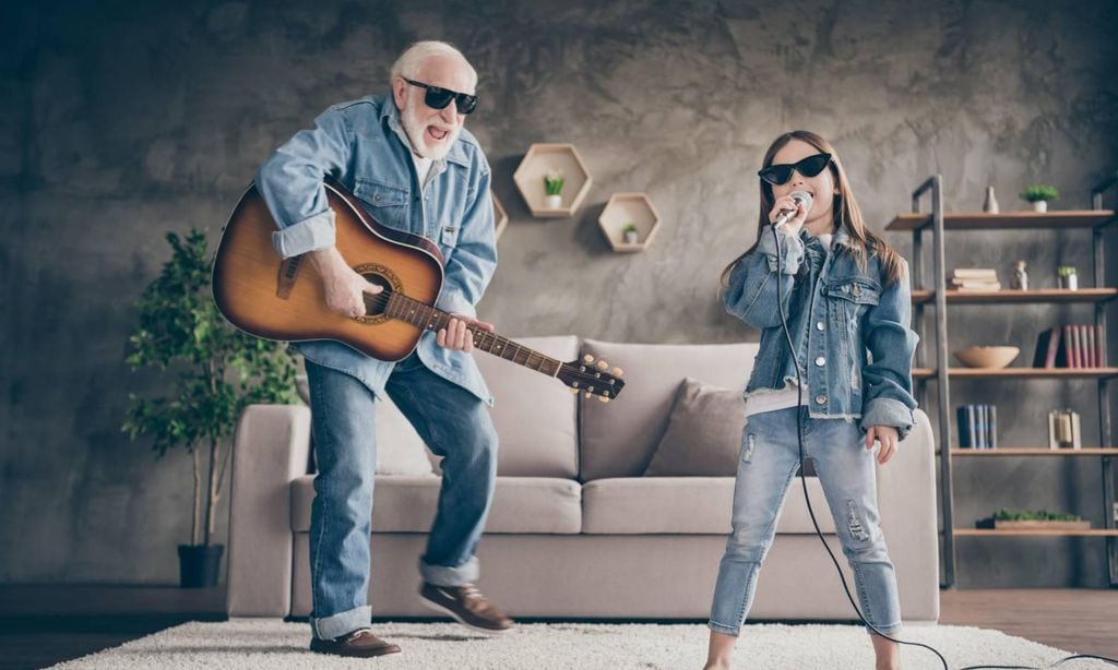 abuelo y nieta jugando a ser una banda de rock