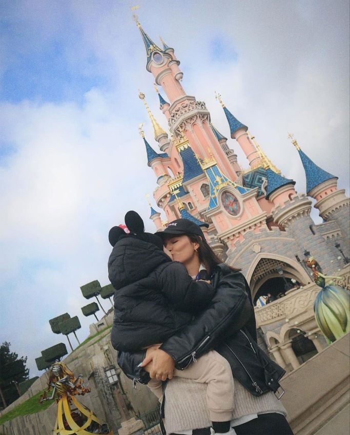 Laura Escanes con su hija Roma en Disneyland