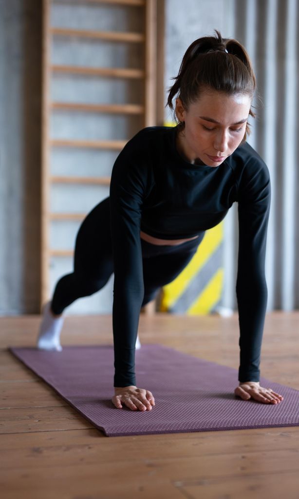 Mujer haciando plancha abdominal