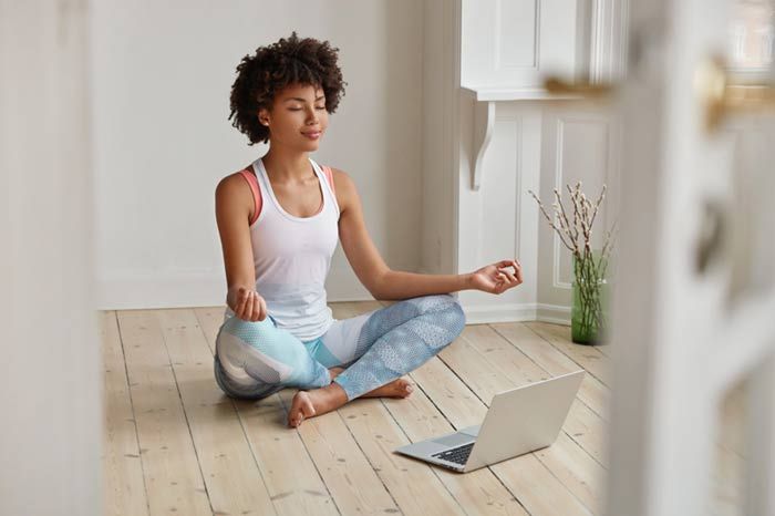 mujer meditando en su casa