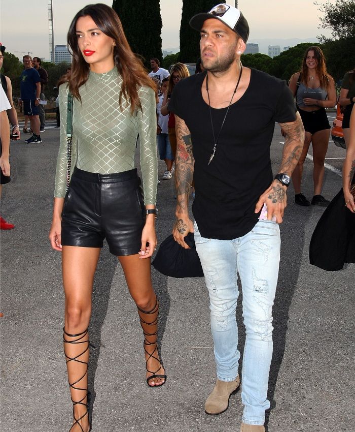 Joana Sanz y Dani Alves juntos paseando por la calle