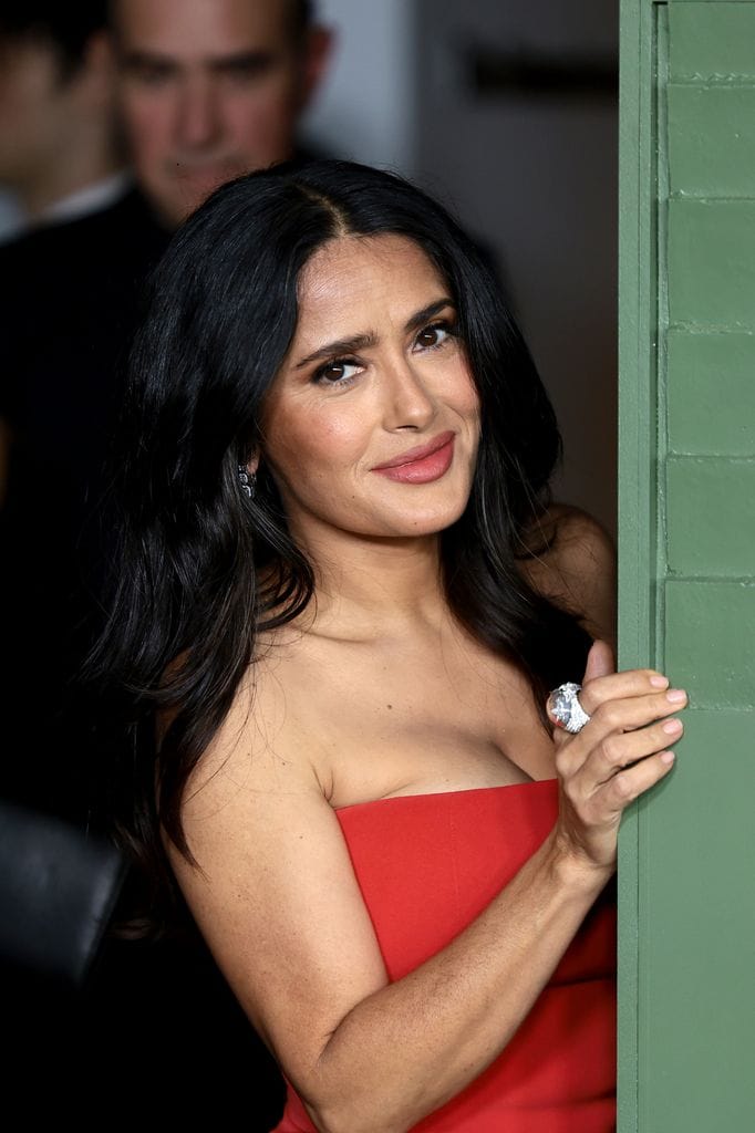 Salma Hayek con vestido rojo en Nueva York