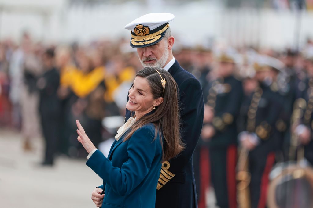 Los reyes Felipe y Letizia en la despedida de Leonor en Elcano