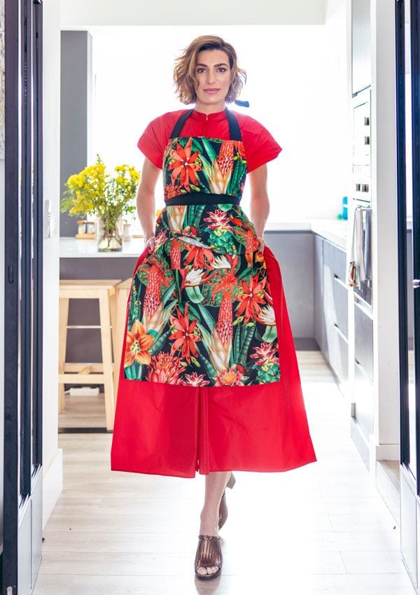 Eugenia Osborne con vestido rojo y delantal floral