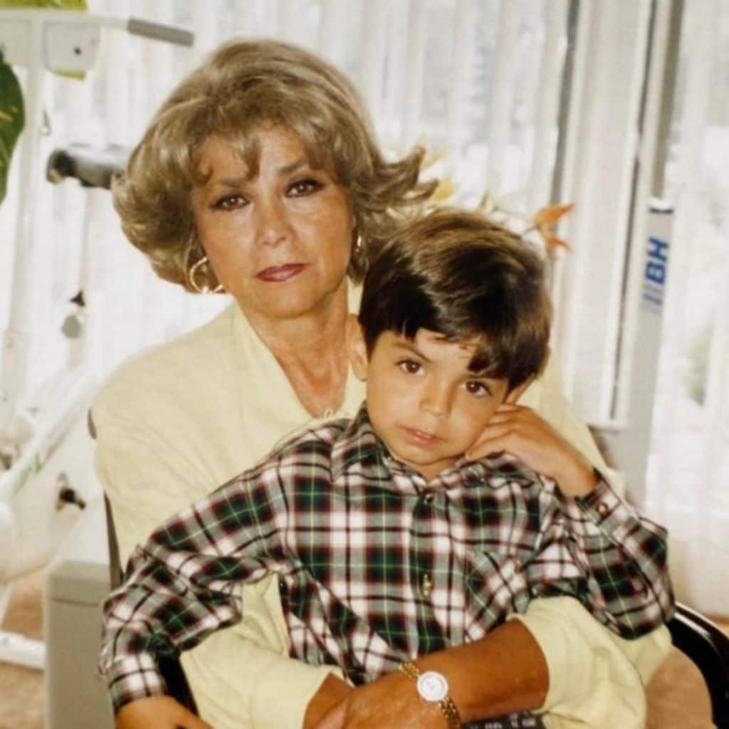 José Eduardo Derbez y su abuela materna