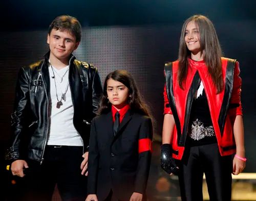 Los hijos de Michael Jackson durante un homenaje al rey del pop en 2011