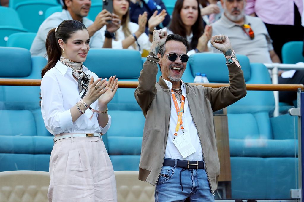 Marc Anthony y Nadia Ferreira en el Miami Open 2025