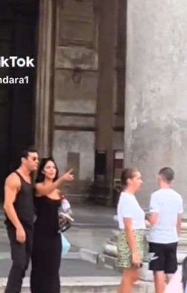 Mario Casas y Eiza González en Roma