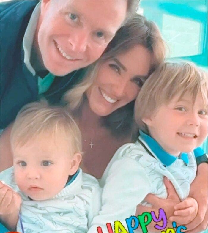 Anahí y Manuel Velasco con sus hijos