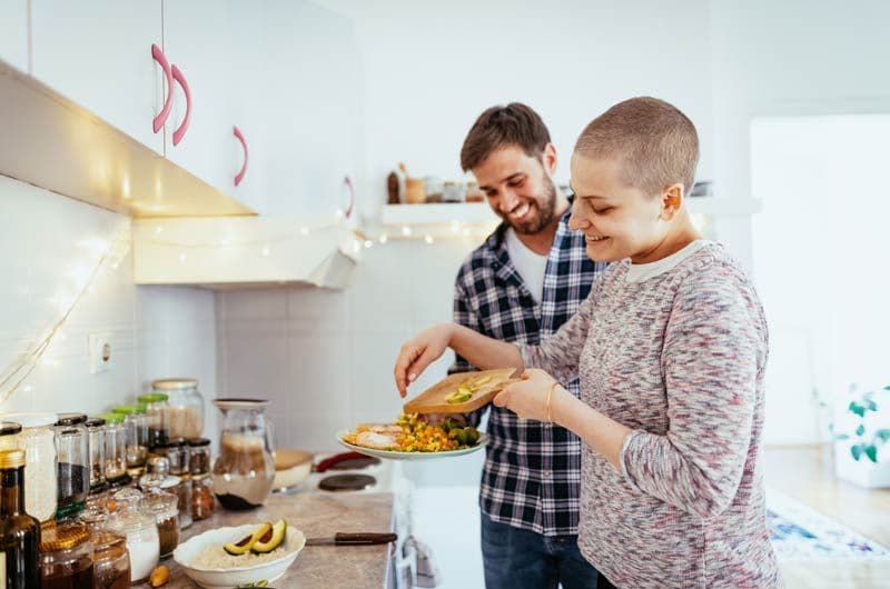 mujer calva cocinando