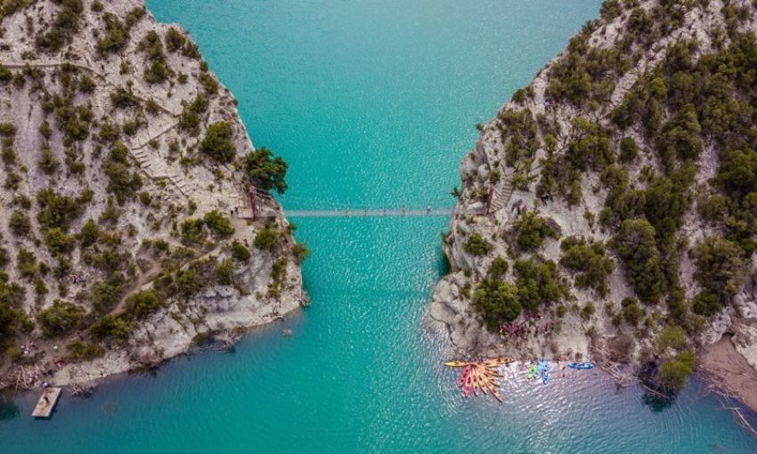 El sendero que recorre el congost es una paseo entre barrancos, puentes y pasarelas de madera.