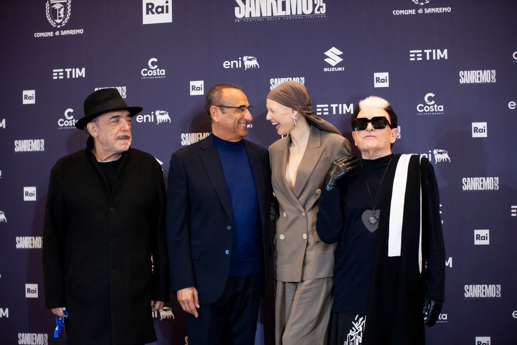 Bianca Balti, Carlo Conti, Cristiano Malgioglio y Nino Frassica en el photocall del Festival de San Remo 2025 en el segundo día de festival