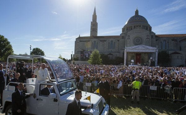 El Papa Francisco a su llegada a la misa de canonización del cura español Junípero Serra donde se dieron cita alrededor de 25.000 personas en un abarrotado campus de la Universidad Católica de Washington
