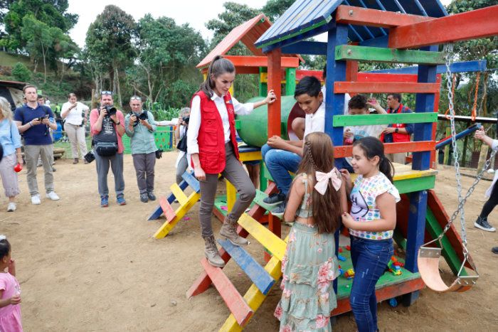 Letizia Ortinz en una finca cafefera en Colombia