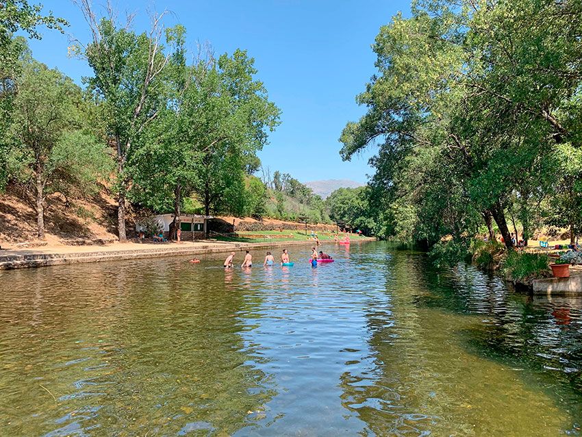 piscina natural en hoyos