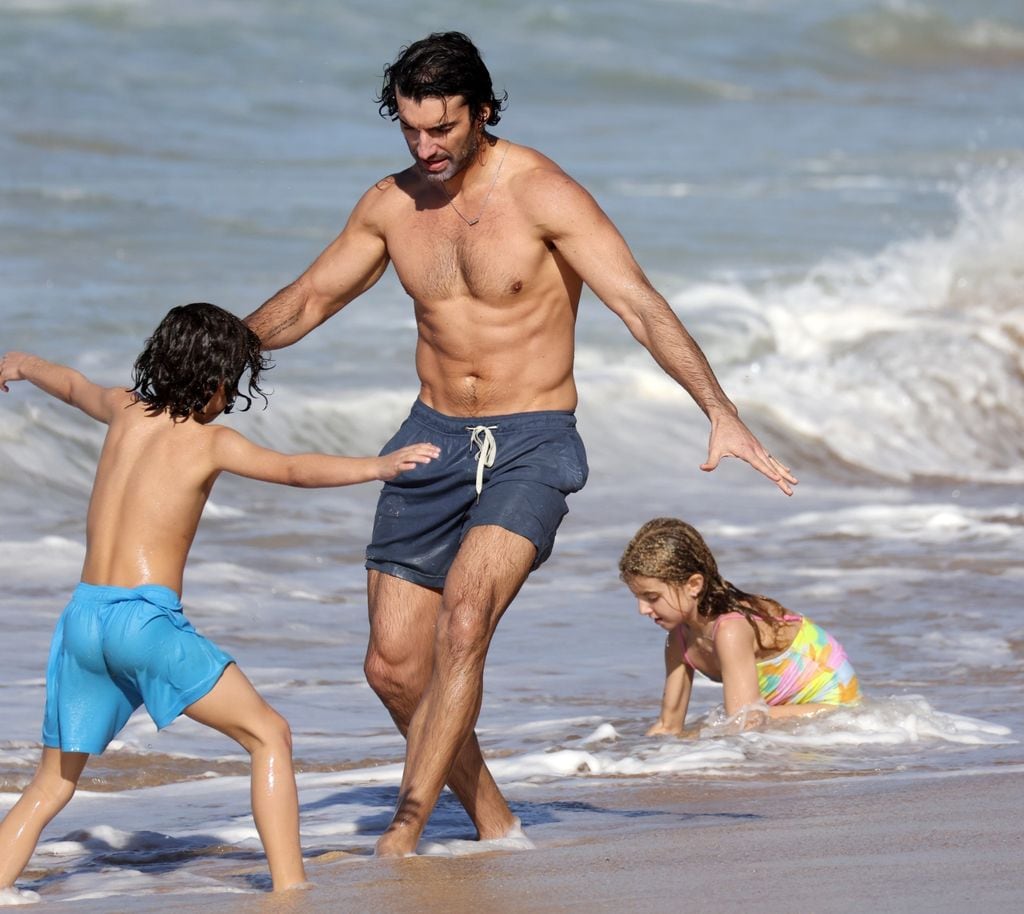 El actor y director Justin Baldoni fue visto disfrutando de un día de descanso en las playas de arena blanca de Maui, Hawái, acompañado de sus hijos y amigos.