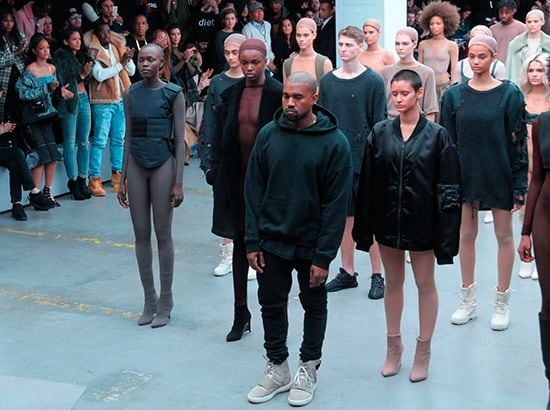 Kanye, al frente de los modelos que vistieron sus creaciones, en una original presentación, tal y como cabía esperar del artista. En lugar de desfilar caminando, los modelos se colocaron en un pelotón de filas que iban avanzando y desapareciendo progresivamente, de una en una, al sonar un intenso pitido.