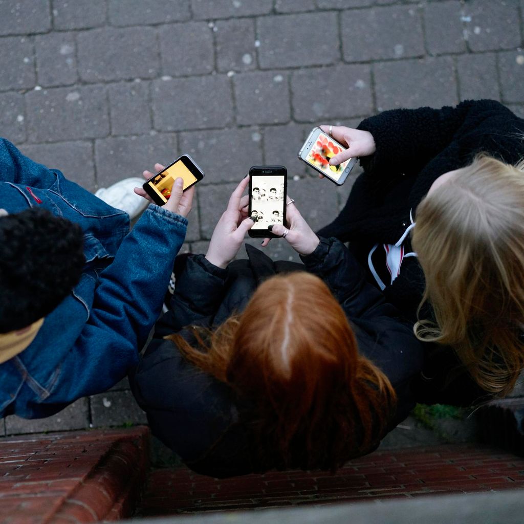 Adolescentes con móvil