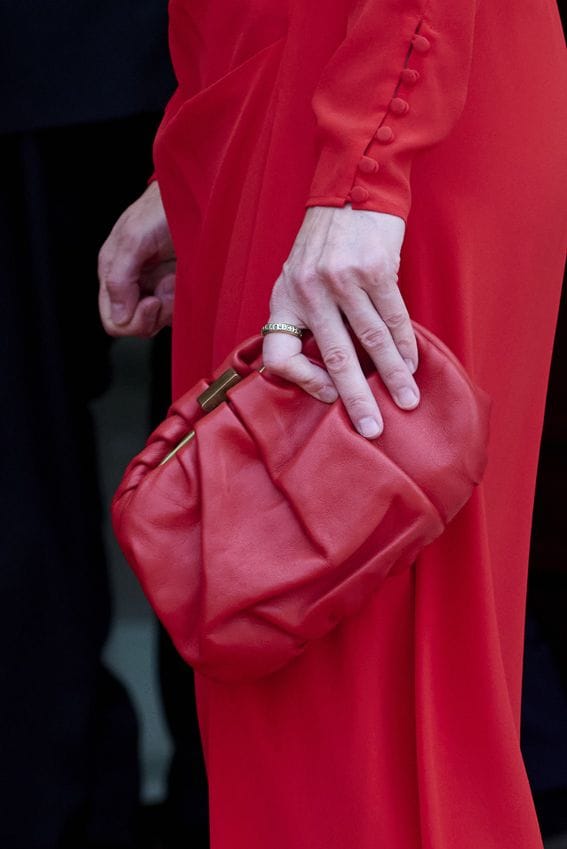 La reina Letizia repite un vestido rojo de Massimo Dutti en su último día en Angola