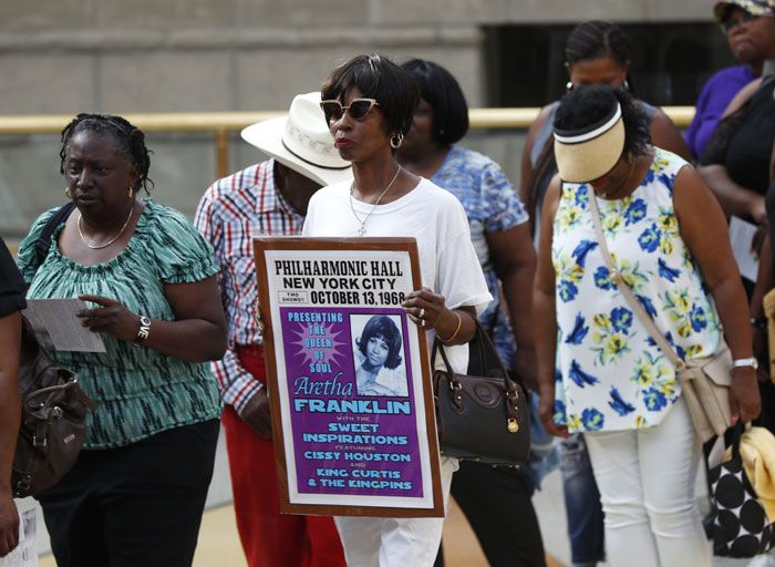 Fans en la capila ardiente de Aretha Franklin