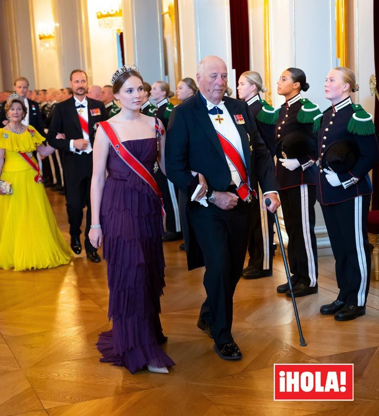 Ingrid de Noruega con su abuelo, el rey Harald