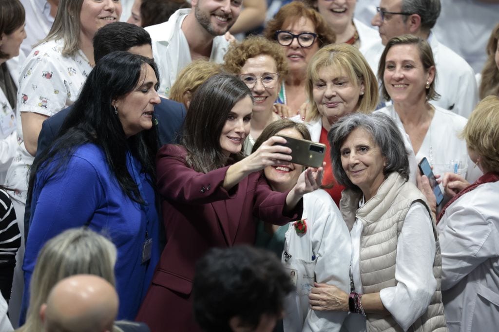 La reina Letizia se hace un selfie con trabajadores del hospital de Parapléjicos de Toledo 