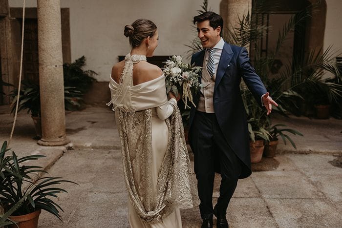 Vestido de novia con capa