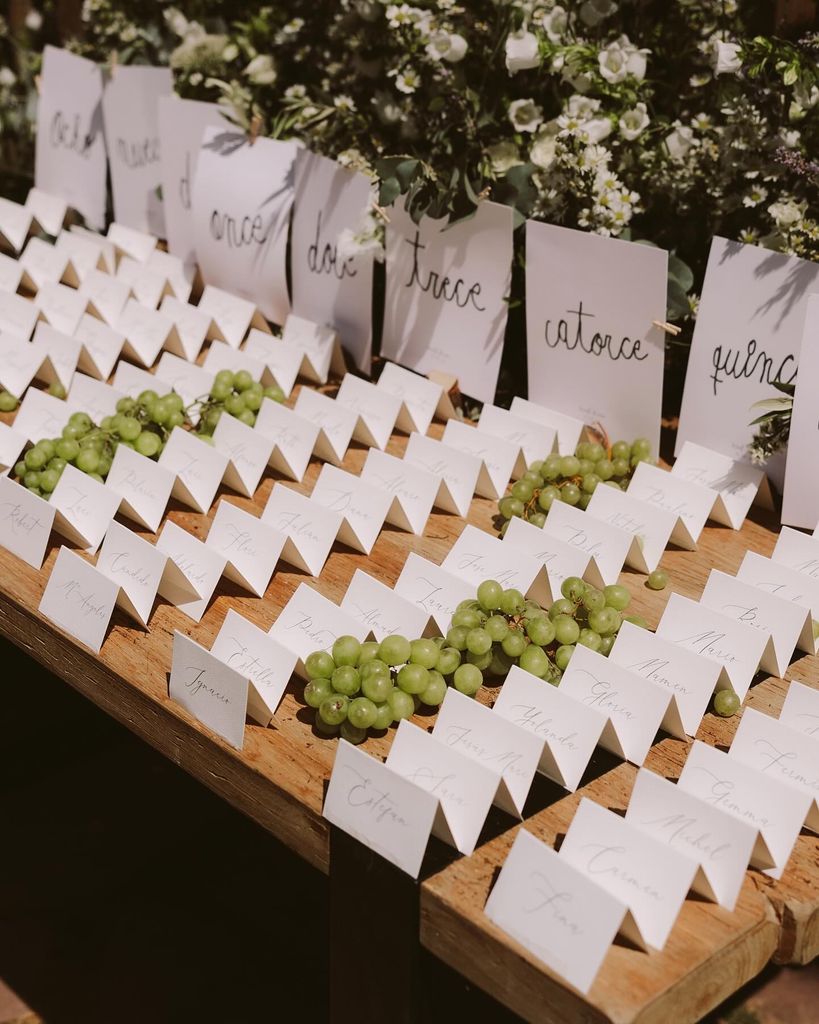 Seating plans con marcasitios y papelería de boda