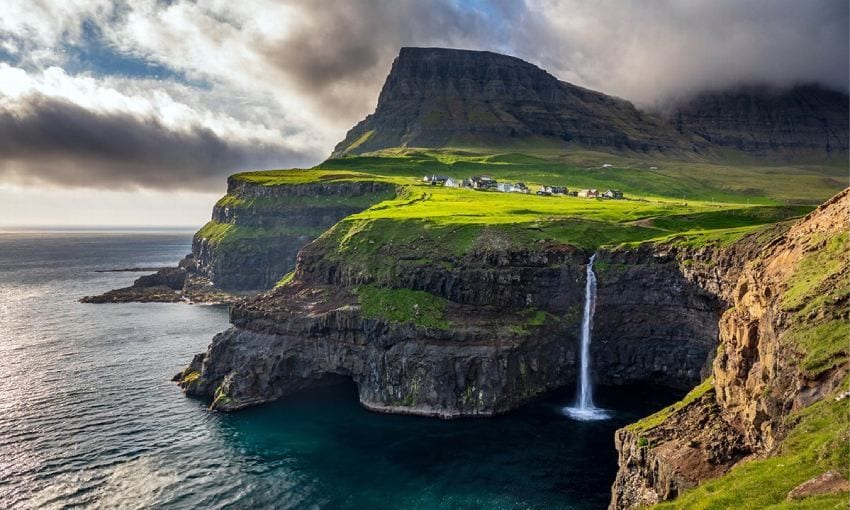 catarata de gasadalur en la isla de vagar islas feroe dinamarca