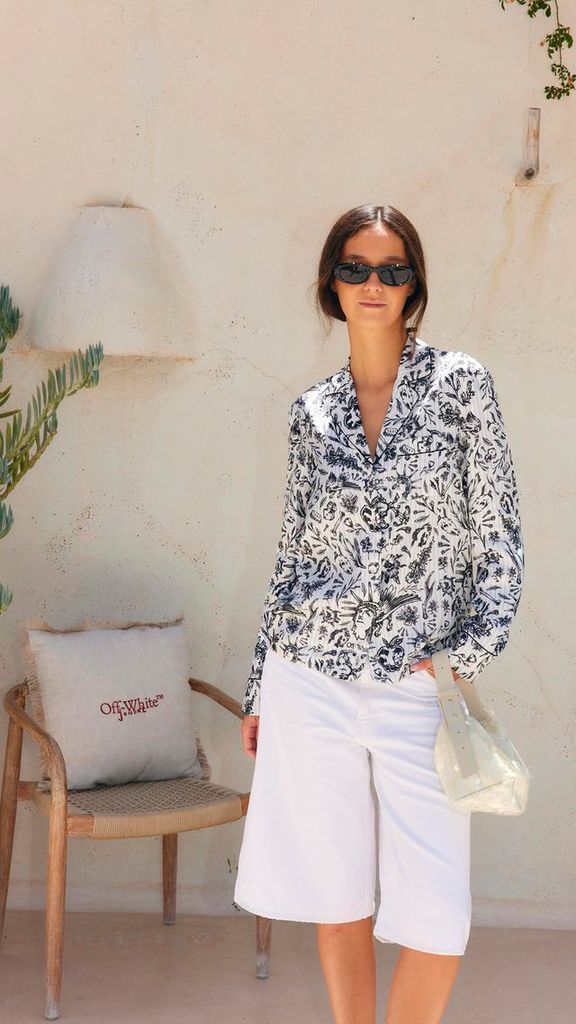 Victoria de Marichalar en Ibiza con blusa estampada y bermudas
