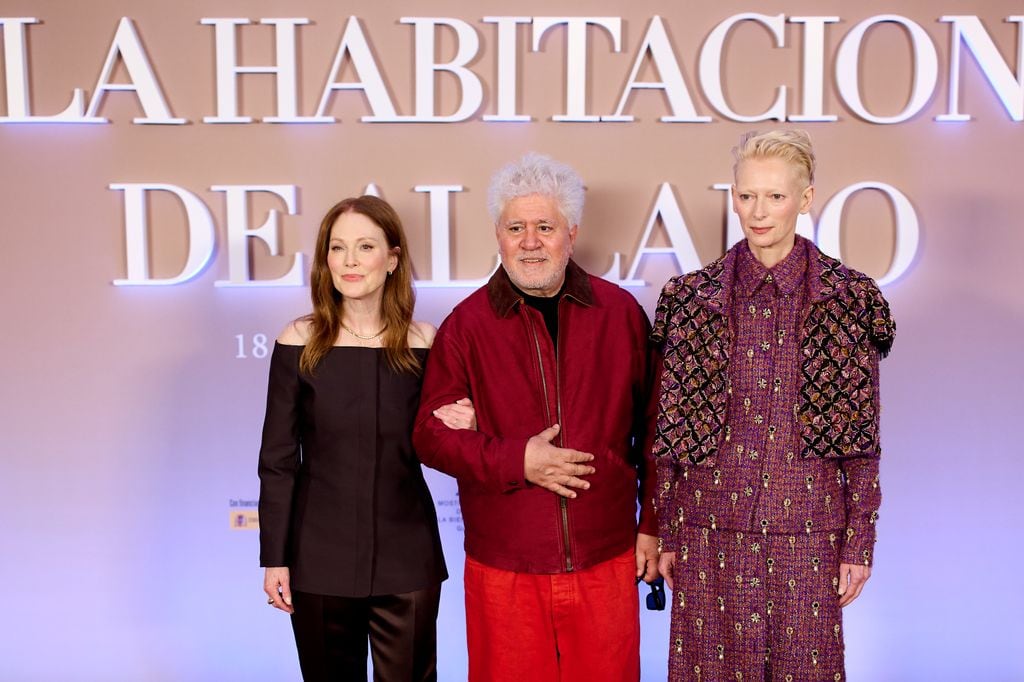 Pedro Almodóvar con Julianne Moore y Tilda Swinton en la presentación de la película 'La habitación de al lado' en Madrid