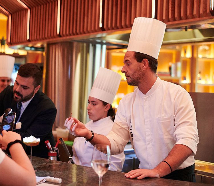 Marina Pedruelo, ayudante, y Toni Roselló, jefe de cocina