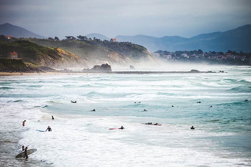 surfistas-en-la-playa-Biarritz