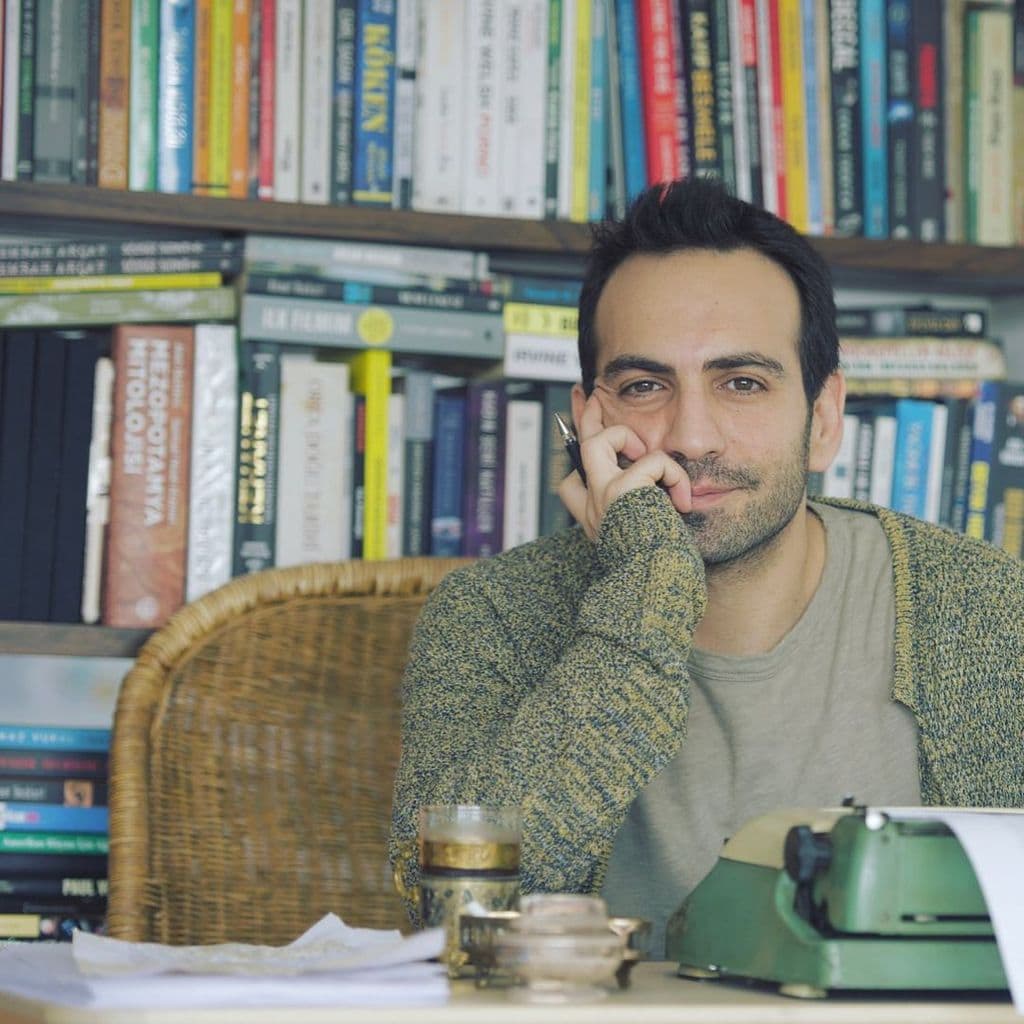 Buğra Gülsoy ademas de actor es guionista, director, productor, diseñador gráfico, fotógrafo y escritor, con dos libros publicados