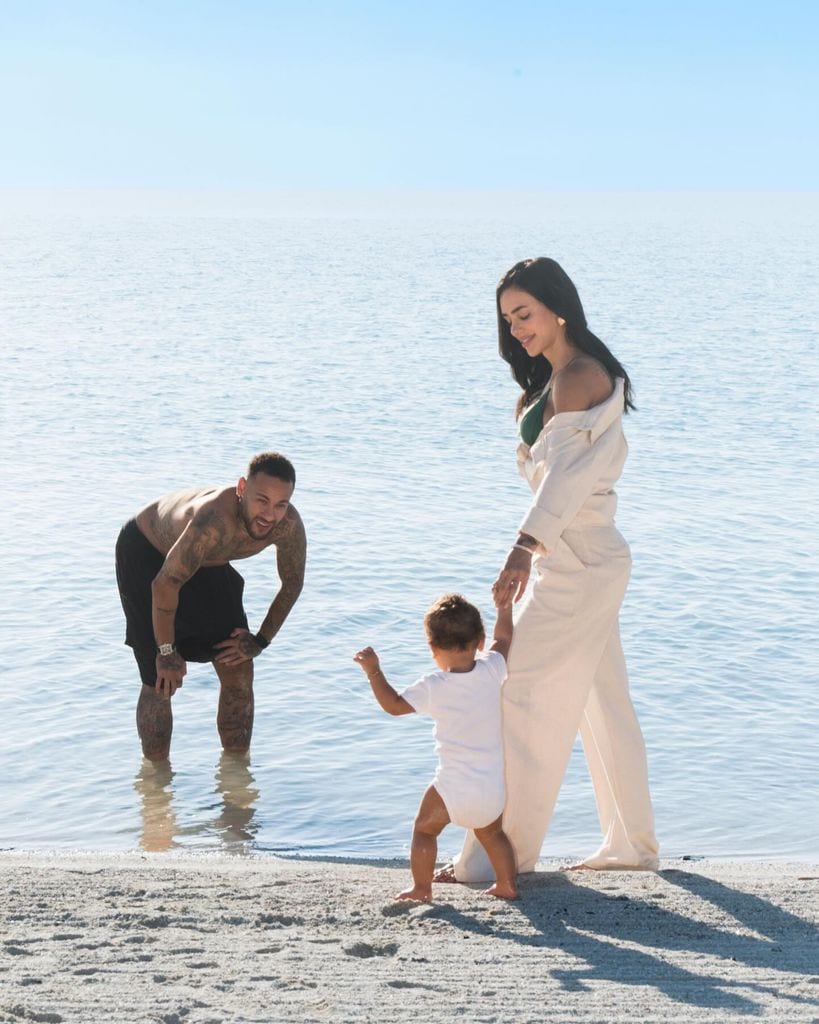 Neymar compartió una linda foto familiar junto a Bruna Biancardi y Mavie.