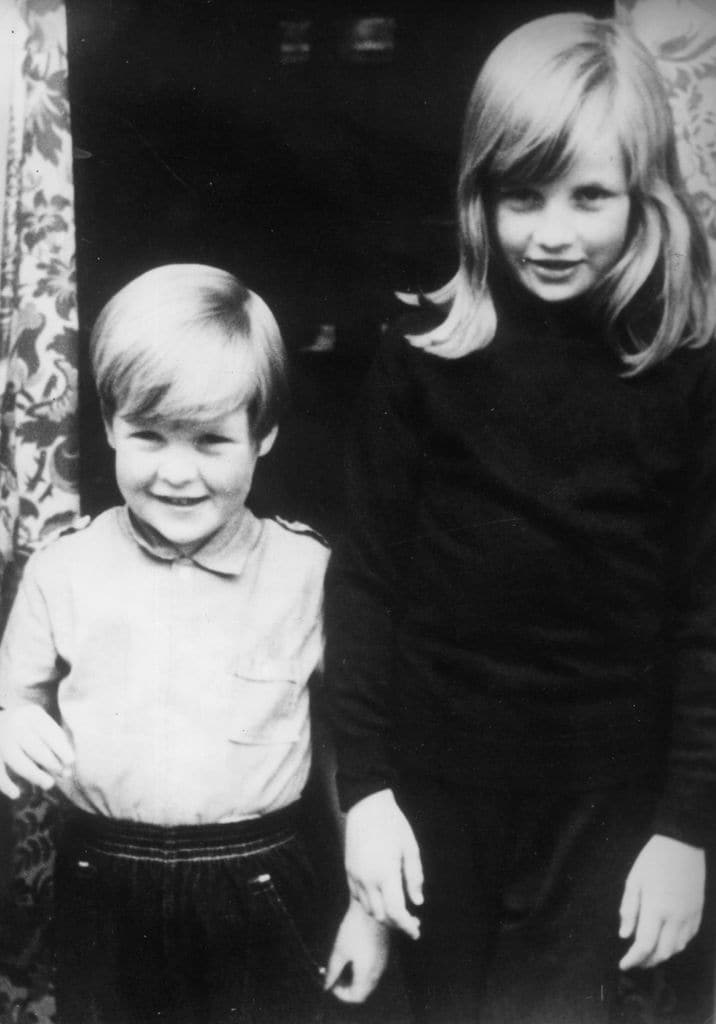 Charles Spencer con su hermana, Lady Di, en una imagen de su infancia