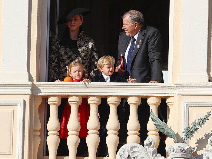 Princesa Charlene con su padre e hijos 