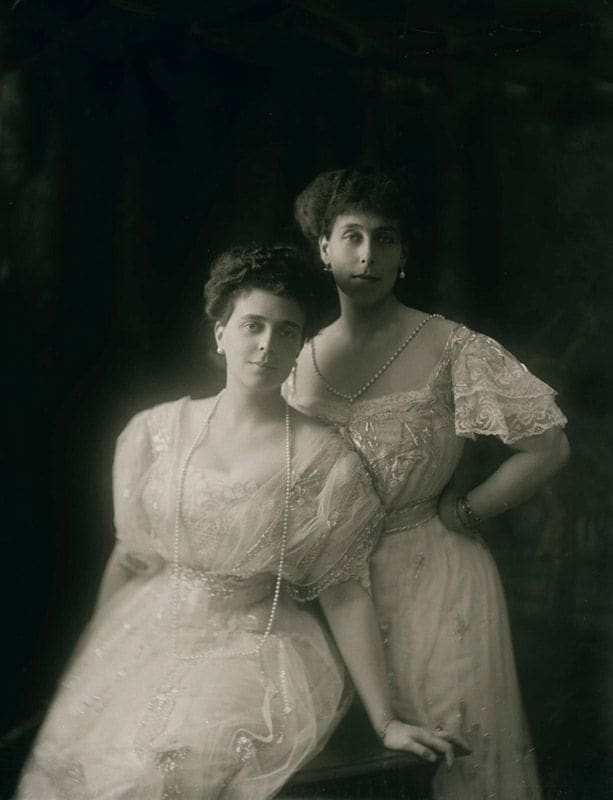 Victoria Melita con su hermana María de Rumanía