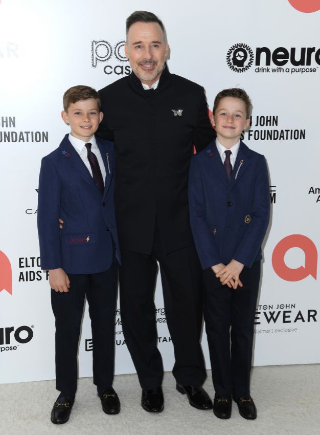 David Furnish con sus hijos