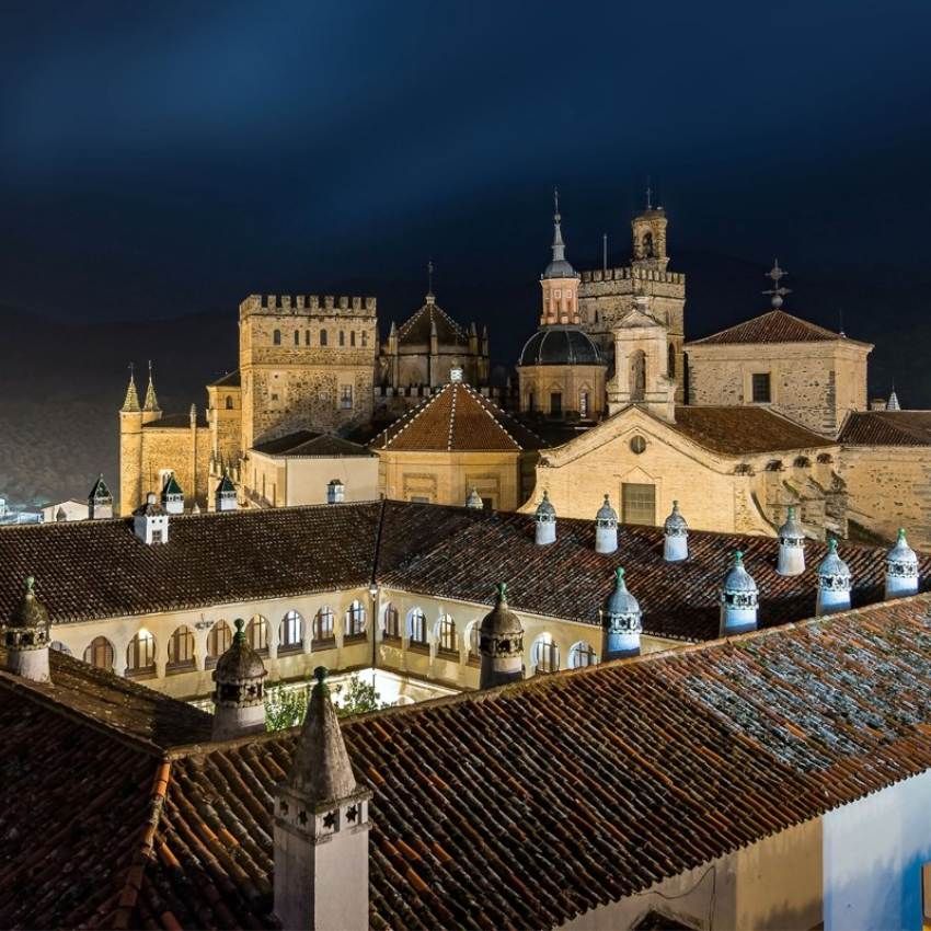 Vista aérea del monasterio de Guadalupe donde hoy se localiza en Parador Nacional de Turismo.