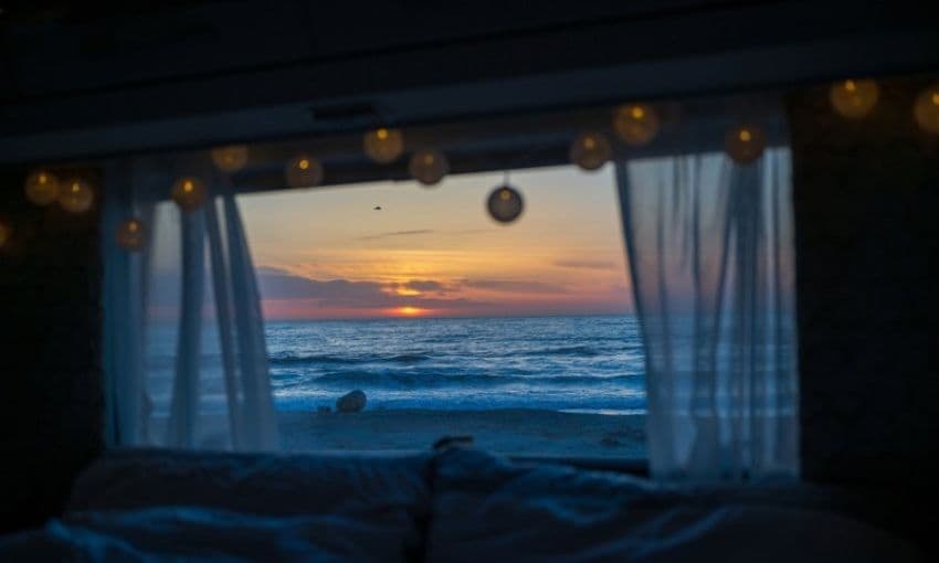 Atardecer de verano visto desde la ventana de una atocaravana.