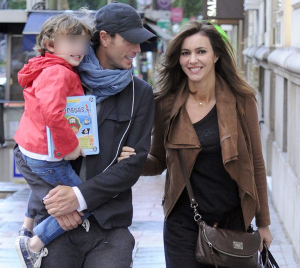 Imagen de archivo de la pareja con su hijo Juan Rodrigo paseando por las calles de Madrid