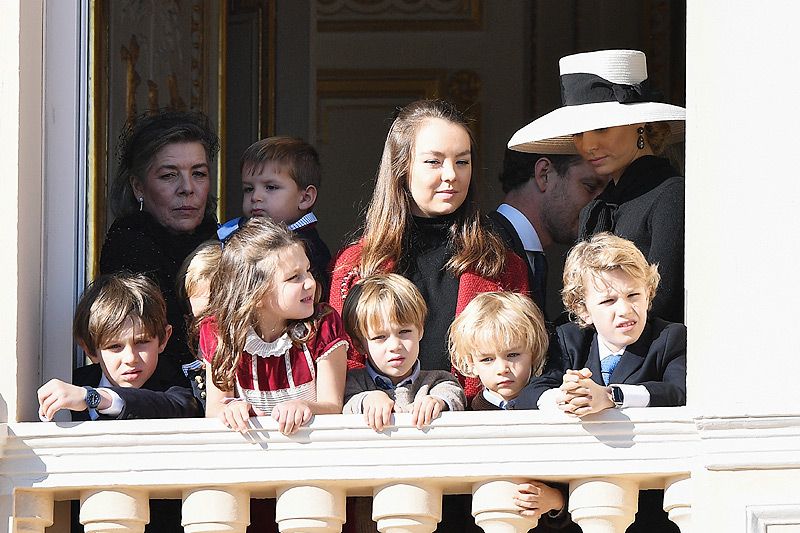 Plano medio de Carolina de Monaco con sus nietos en el balcón real