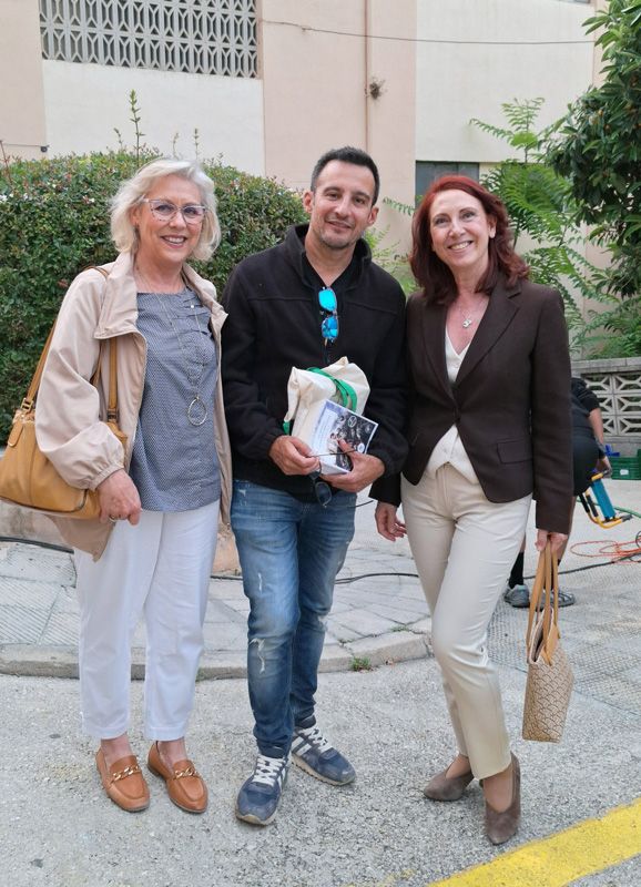 Begoña Valero junto al director de cine Alejandro Amenábar y la cronista de Bocairent, Pepa Sempere