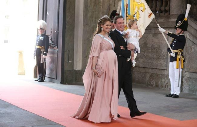 La asistencia de la princesa Magdalena a la boda de Carlos Felipe y Sofia pareció quedar en el aire con el anuncio de su embarazo. "Magdalena dará a luz a su segundo hijo en junio", comentaba la reina Silvia a los medios de comunicación hace unos meses. Sin embargo, finalmente la Princesa ha podido estar presente en este gran día, luciendo, eso sí, un avanzado estado de embarazo. Junto a ella, su marido Chris O'Neill y su hija Leonore mostrando la felicidad de una familia a punto de ampliarse
